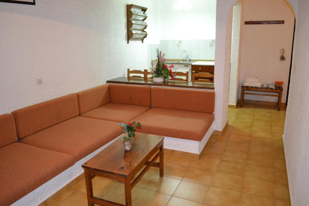 Karavos Hotel Apartments Archangelos  Kamer foto